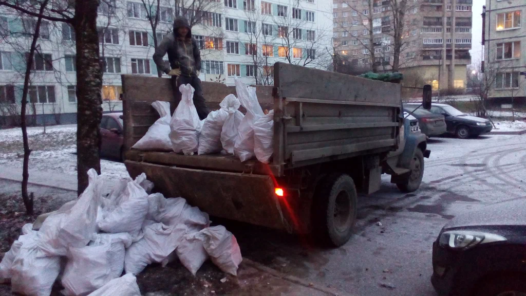 Вывоз мусора в мешках в Ханты-Мансийске в октябре