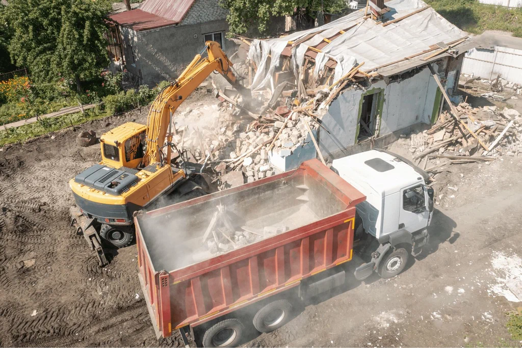 Вывоз мусора после сноса зданий с выездом в Ханты-Мансийске в октябре
