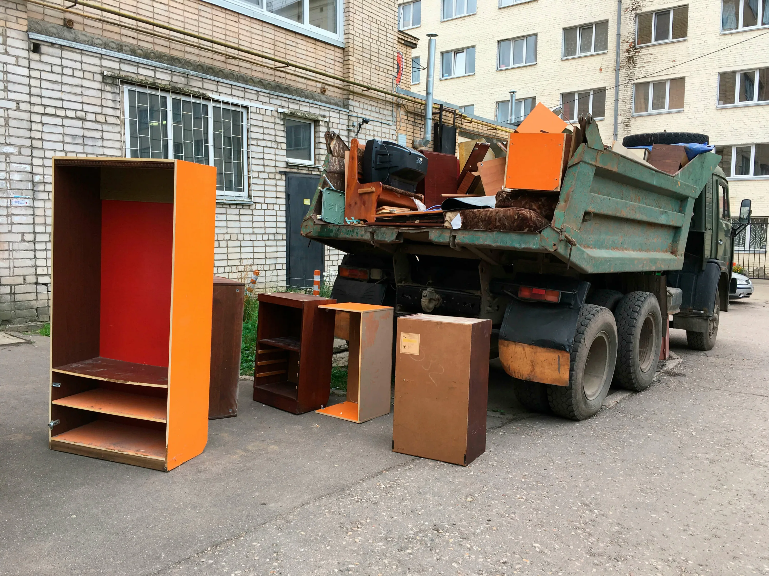 Утилизация старой мебели с вывозом и разбором в Ханты-Мансийске в октябре
