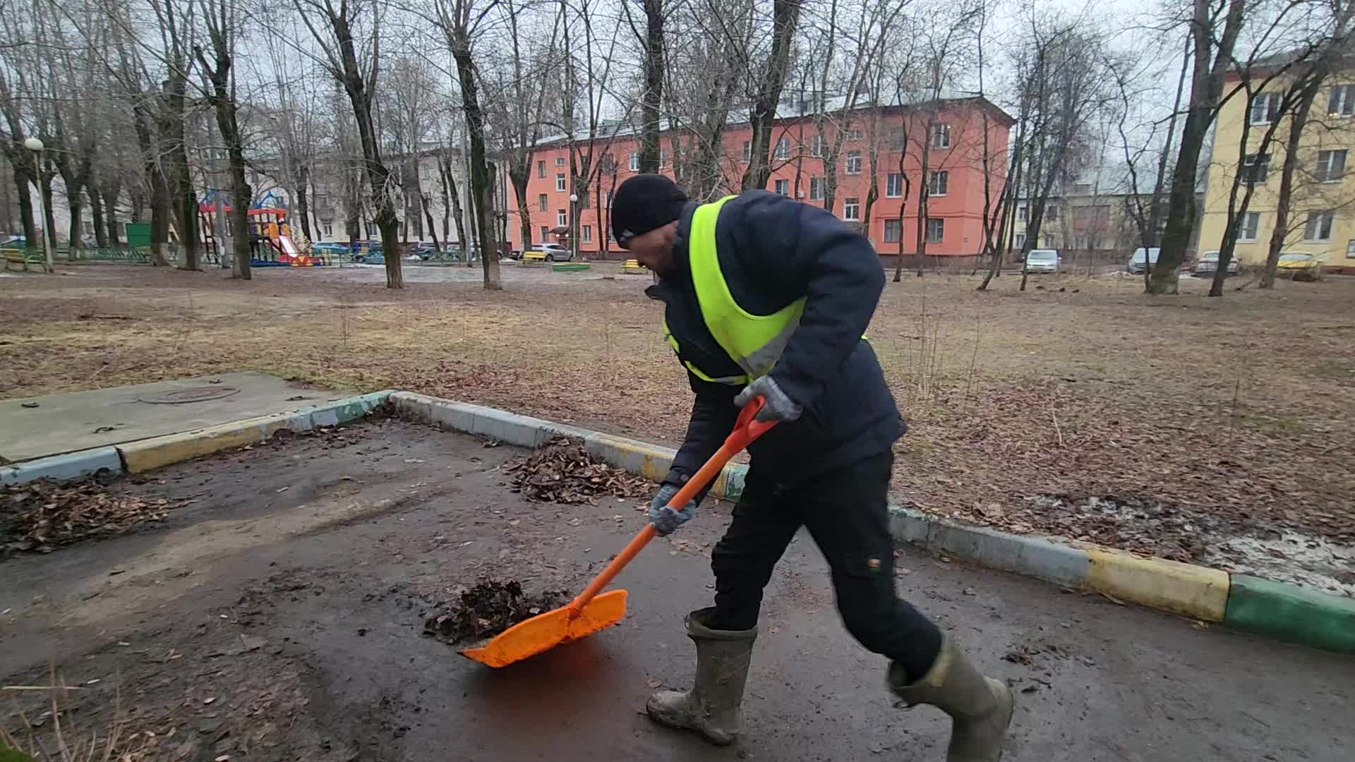 Уборка территорий в Ханты-Мансийске в октябре