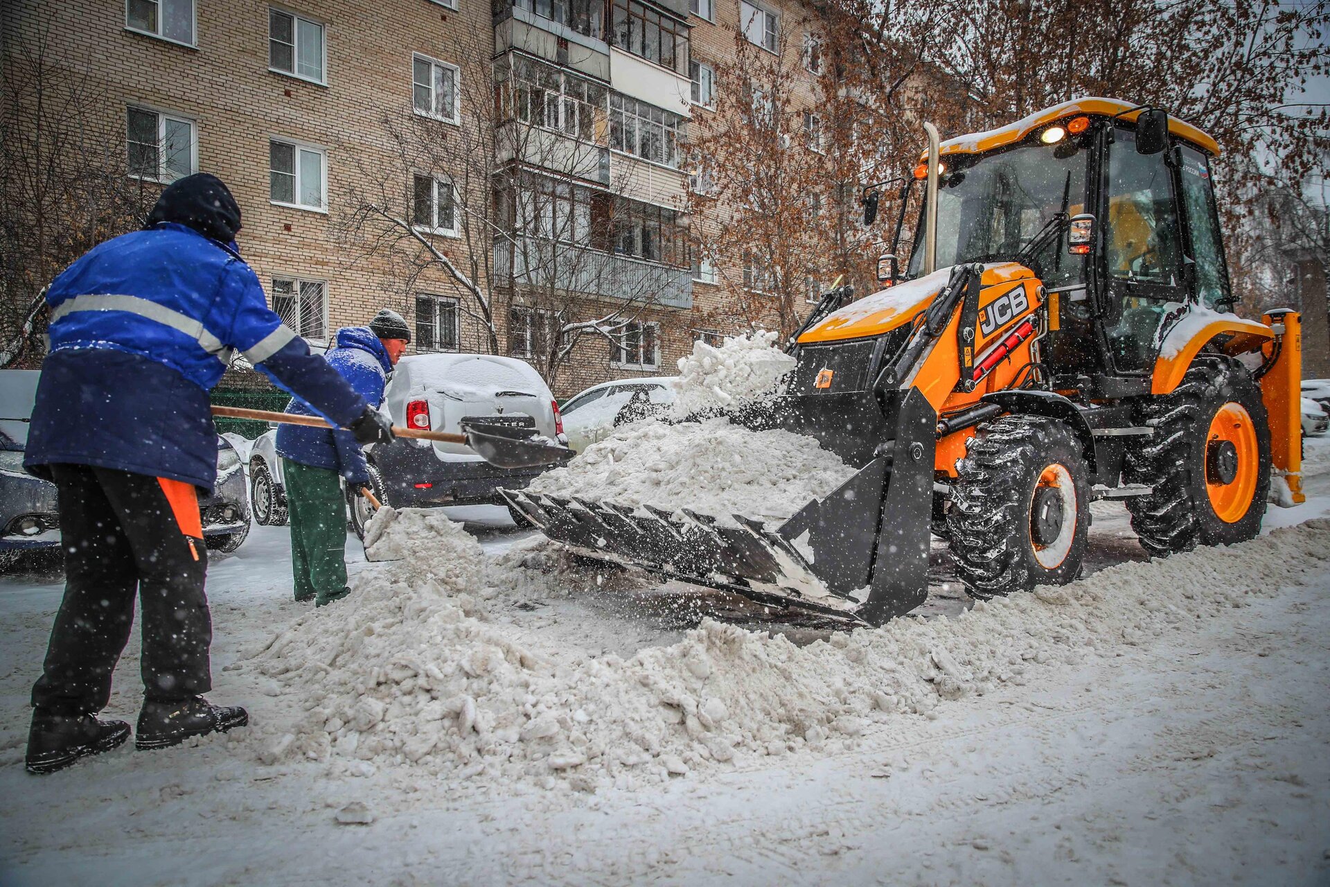 Очистка дворов от снега и наледи в Ханты-Мансийске — уборка снега, трактор и ручная, цены от 510 руб. | ПроМусор