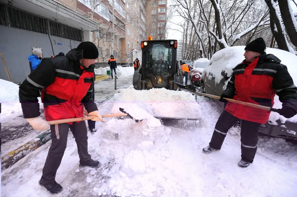 Очистка дворов от снега с гарантией результата в Ханты-Мансийске в октябре