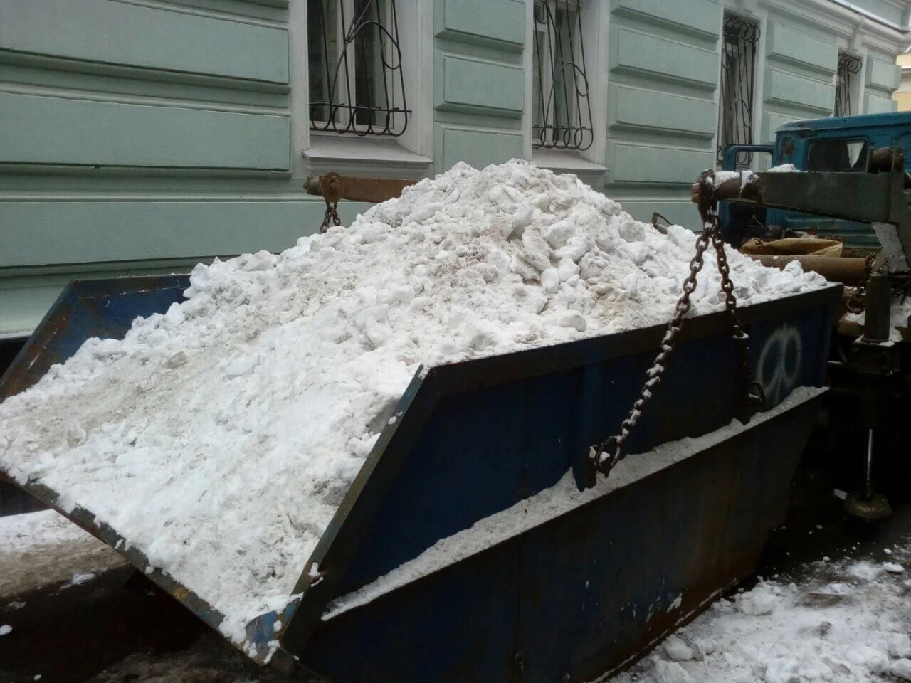 Вывоз снега контейнерами в Ханты-Мансийске в октябре
