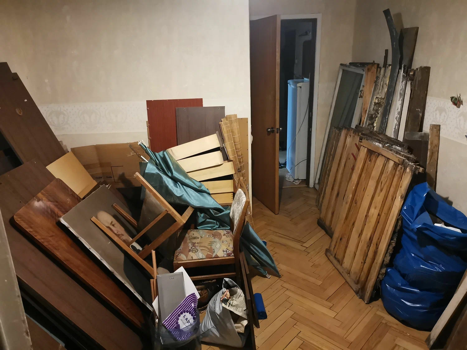 Демонтаж мебели с вывозом и утилизацией в Ханты-Мансийске в октябре